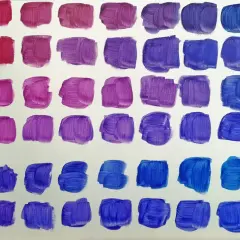 Farbverläufe von Rot über Pink und Violett bis zu verschiedenen Blautönen. Zeigt, wie man hellblau mischt, indem man Blau mit Weiß oder anderen Farben kombiniert.