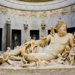 Marmorskulptur eines liegenden Mannes mit Putten und einer Sphinx.