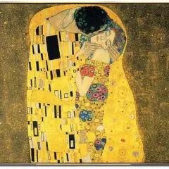 Gustav Klimts "Der Kuss" zeigt ein goldenes Paar, das sich innig umarmt und küsst, umgeben von einem abstrakten, funkelnden Hintergrund.