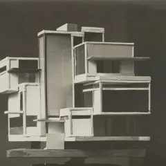 Architekturmodell im Stil von De Stijl mit versetzten Rechtecken und Quadraten, die eine dynamische Komposition bilden.