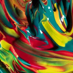 Fließende Farben: Rot, Gelb und Türkis, die sich zu einer lebendigen Mischung vereinen. Hier wird gezeigt, was sind die grundfarben.
