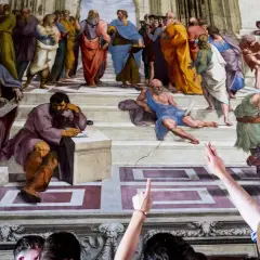 Die Schule von Athen: Bildanalyse zeigt Philosophen im Dialog. Eine Gruppe von Menschen betrachtet das Meisterwerk.