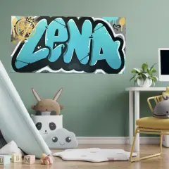 Graffiti-Kunstwerk mit dem Namen "LENA" in Türkis und Schwarz auf einer Wand über einem Schreibtisch.