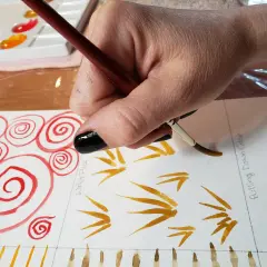 Hand malt mit Pinsel und Aquarellfarben, zeigt verschiedene Duktus-Beispiele wie Spiralen und Striche.