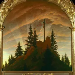 Ein Kreuz auf einem Berg, umgeben von Tannen, unter einem dramatischen Himmel. Ein Bild, das an Caspar David Friedrich Zitate über Natur und Glauben erinnert.