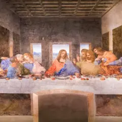 Das letzte Abendmahl in Mailand: Jesus sitzt mit seinen Jüngern am Tisch, die Emotionen sind greifbar.