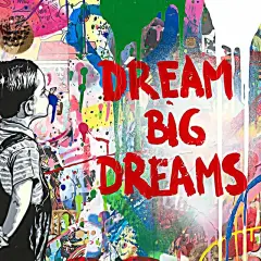 Graffiti mit Kind und den Worten "DREAM BIG DREAMS" vor bunter, spritziger Wand.