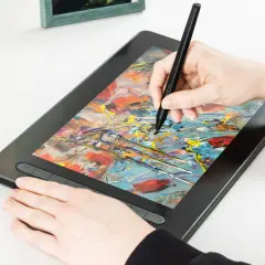Hand zeichnet mit Stift auf einem Grafiktablett mit bunter Malerei.