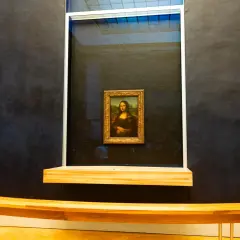 Das berühmte Gemälde der Mona Lisa im Louvre, hinter Glas geschützt. Ja, ist die Mona Lisa im Louvre echt und ein unvergessliches Erlebnis.