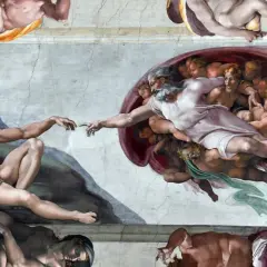 Michelangelo's Sixtinische Kapelle: Gott haucht Adam Leben ein. Ein ikonischer Moment der Schöpfung, der die göttliche Berührung einfängt.