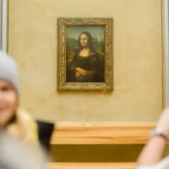 Das berühmte Gemälde der Mona Lisa, das Leonardo da Vinci gemalt hat, wird von Besuchern im Louvre fotografiert.