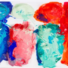 Farben auf einer Palette, bereit zum türkis mischen. Blau, Rot und Grün vermischen sich zu lebendigen Farbtönen.