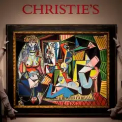 Zwei Männer in weißen Handschuhen präsentieren ein farbenfrohes Picasso-Gemälde unter dem Schriftzug "CHRISTIE'S".