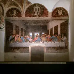 Das letzte Abendmahl, ein Meisterwerk, zeigt Jesus und seine Jünger am Tisch. Die Szene ist voller Emotionen und Dramatik.
