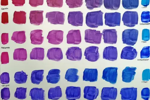 Farbverläufe von Rot über Pink und Violett bis zu verschiedenen Blautönen. Zeigt, wie man hellblau mischt, indem man Blau mit Weiß oder anderen Farben kombiniert.