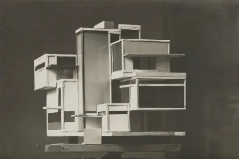 Architekturmodell im Stil von De Stijl mit versetzten Rechtecken und Quadraten, die eine dynamische Komposition bilden.