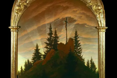 Ein Kreuz auf einem Berg, umgeben von Tannen, unter einem dramatischen Himmel. Ein Bild, das an Caspar David Friedrich Zitate über Natur und Glauben erinnert.