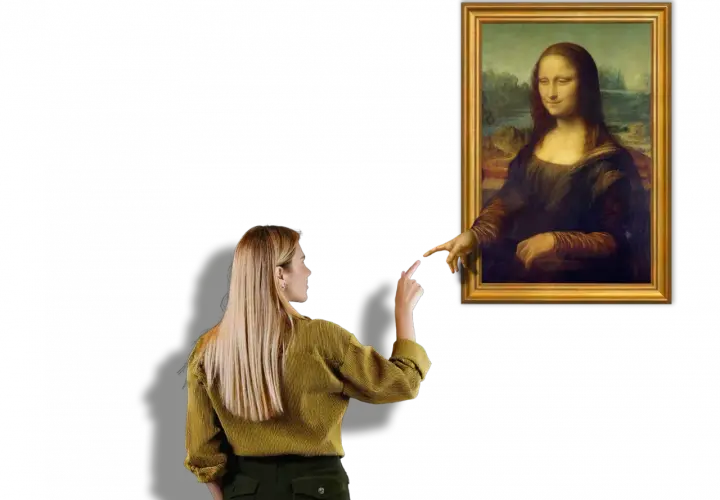 Eine Frau streckt ihren Finger aus, um die Mona Lisa zu berühren, die ihr auf dem berühmten Gemälde entgegenkommt.
