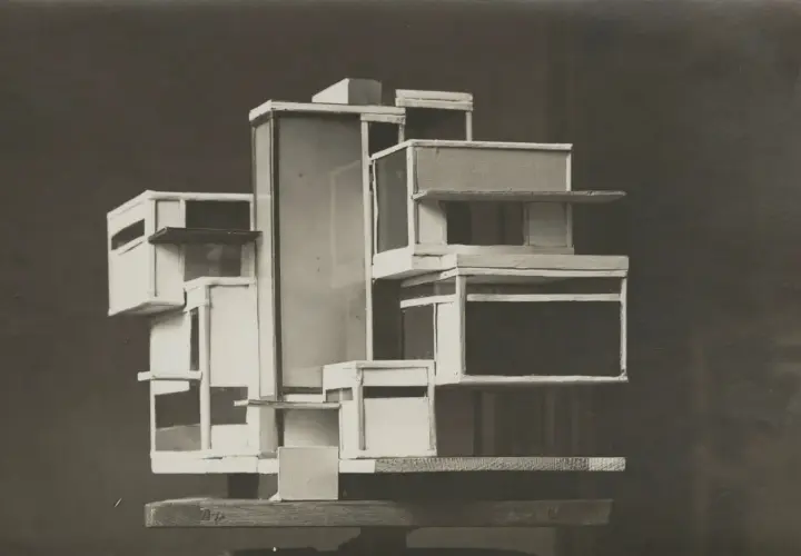 Architekturmodell im Stil von De Stijl mit versetzten Rechtecken und Quadraten, die eine dynamische Komposition bilden.