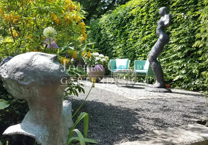 Gartenskulptur finden: Material, Stil & Platzierung für Ihren Garten