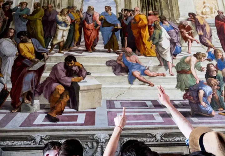 Die Schule von Athen: Bildanalyse zeigt Philosophen im Dialog. Eine Gruppe von Menschen betrachtet das Meisterwerk.