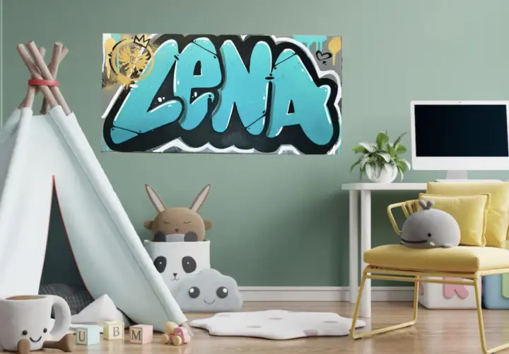 Graffiti-Kunstwerk mit dem Namen "LENA" in Türkis und Schwarz auf einer Wand über einem Schreibtisch.