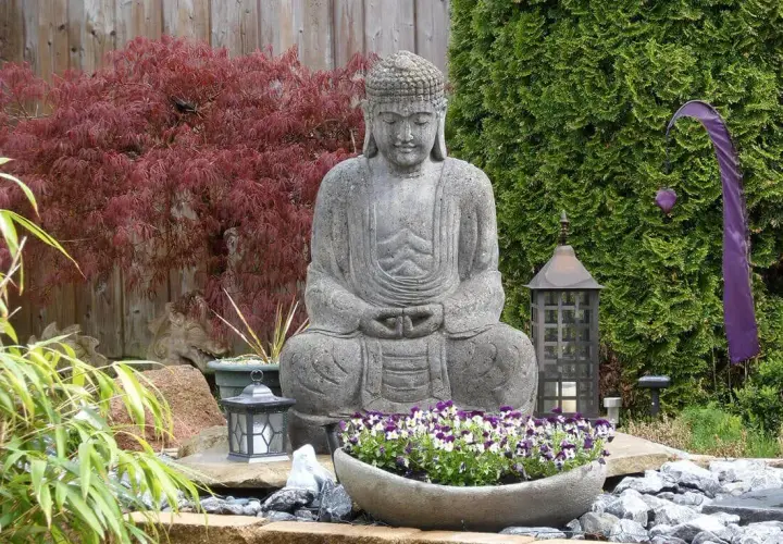 Gartenskulpturen: Ideen, Materialien & perfekte Platzierung