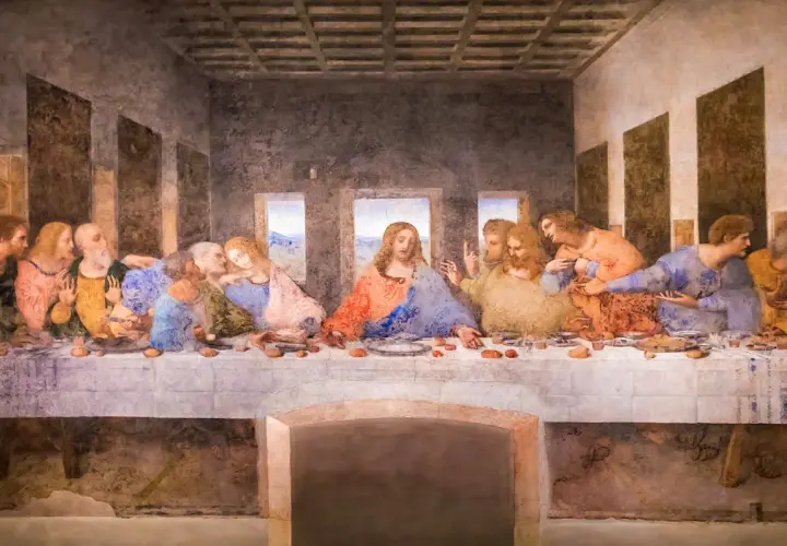 Das letzte Abendmahl in Mailand: Jesus sitzt mit seinen Jüngern am Tisch, die Emotionen sind greifbar.