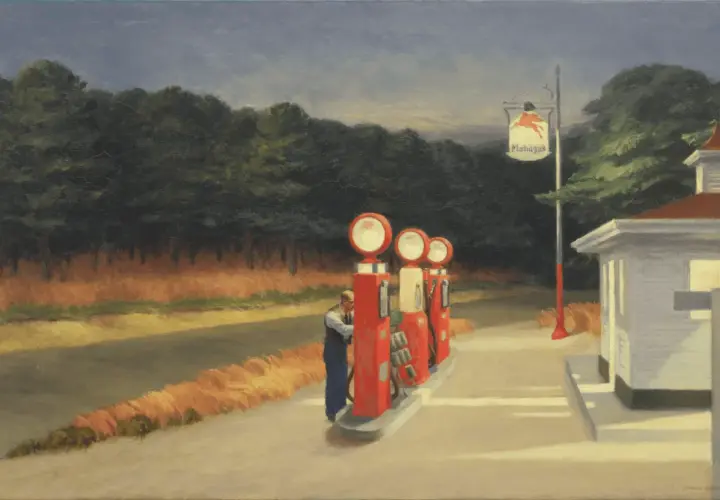 Edward Hopper, ein berühmter Maler, zeigt eine einsame Tankstelle mit roten Zapfsäulen und einem Mann, der tankt.