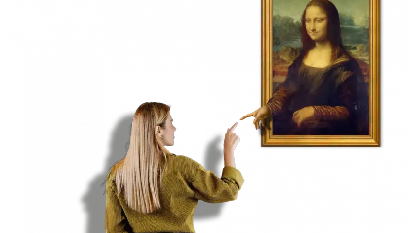 Eine Frau streckt ihren Finger aus, um die Mona Lisa zu berühren, die ihr auf dem berühmten Gemälde entgegenkommt.