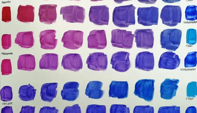 Farbverläufe von Rot über Pink und Violett bis zu verschiedenen Blautönen. Zeigt, wie man hellblau mischt, indem man Blau mit Weiß oder anderen Farben kombiniert.