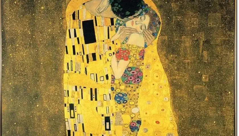 Gustav Klimts "Der Kuss" zeigt ein goldenes Paar, das sich innig umarmt und küsst, umgeben von einem abstrakten, funkelnden Hintergrund.
