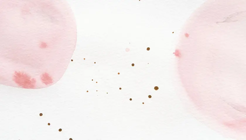 Sanfte Aquarellkreise in Rosa und Weiß mischen sich. Kleine goldene Tupfer verteilen sich auf dem Papier.