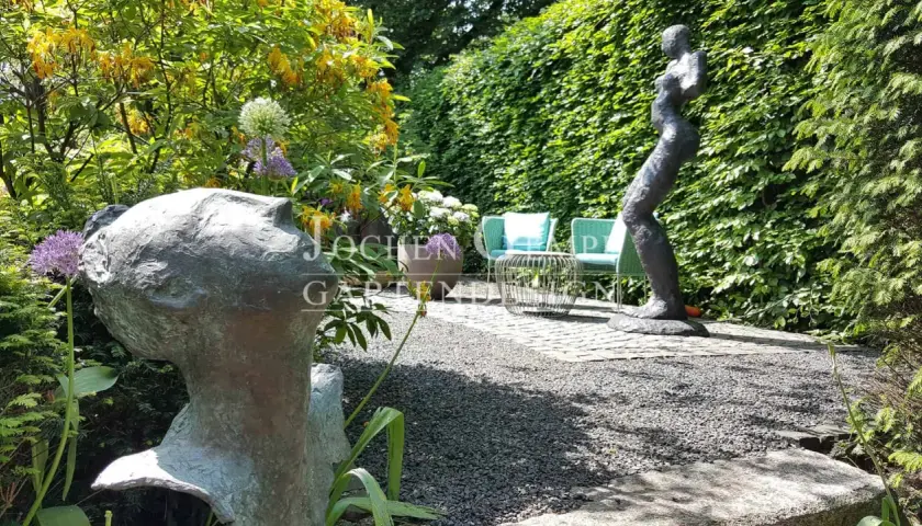 Gartenskulptur finden: Material, Stil & Platzierung für Ihren Garten