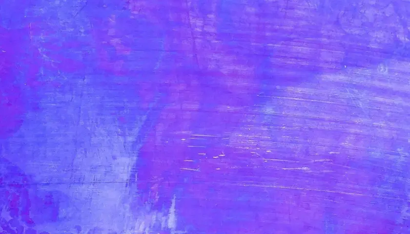Abstrakte Textur mit Pinselstrichen, die ein schönes lila mischen zeigen.