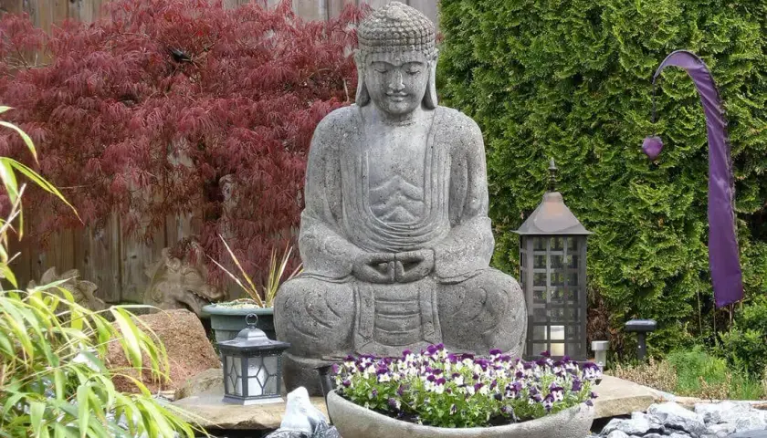 Gartenskulpturen: Ideen, Materialien & perfekte Platzierung