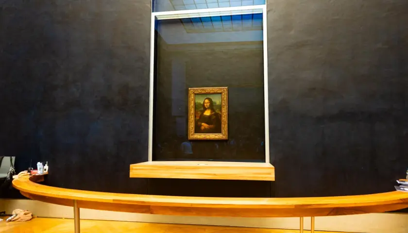 Das berühmte Gemälde der Mona Lisa im Louvre, hinter Glas geschützt. Ja, ist die Mona Lisa im Louvre echt und ein unvergessliches Erlebnis.