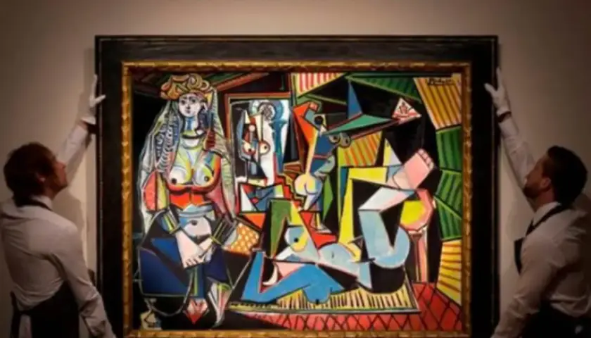 Zwei Männer in weißen Handschuhen präsentieren ein farbenfrohes Picasso-Gemälde unter dem Schriftzug "CHRISTIE'S".