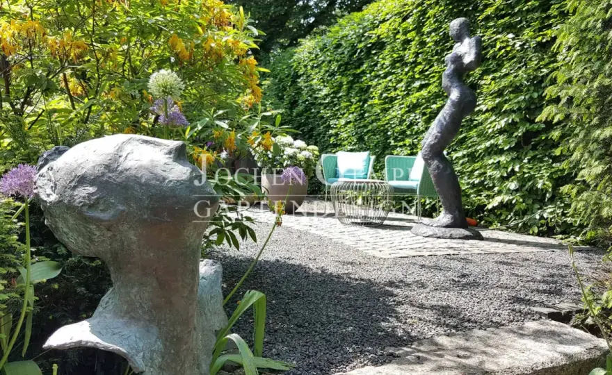 Gartenskulptur finden: Material, Stil & Platzierung für Ihren Garten