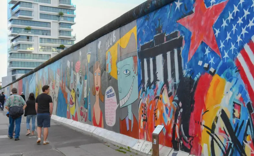 East Side Gallery Berlin: Graffiti, Geschichte & die Mauer heute