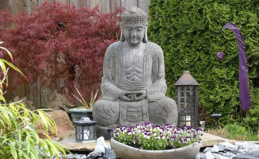 Gartenskulpturen: Ideen, Materialien & perfekte Platzierung