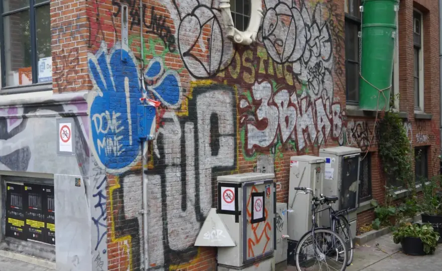 Graffiti entfernen: Kosten, Methoden & Schutz für Ihre Fassade