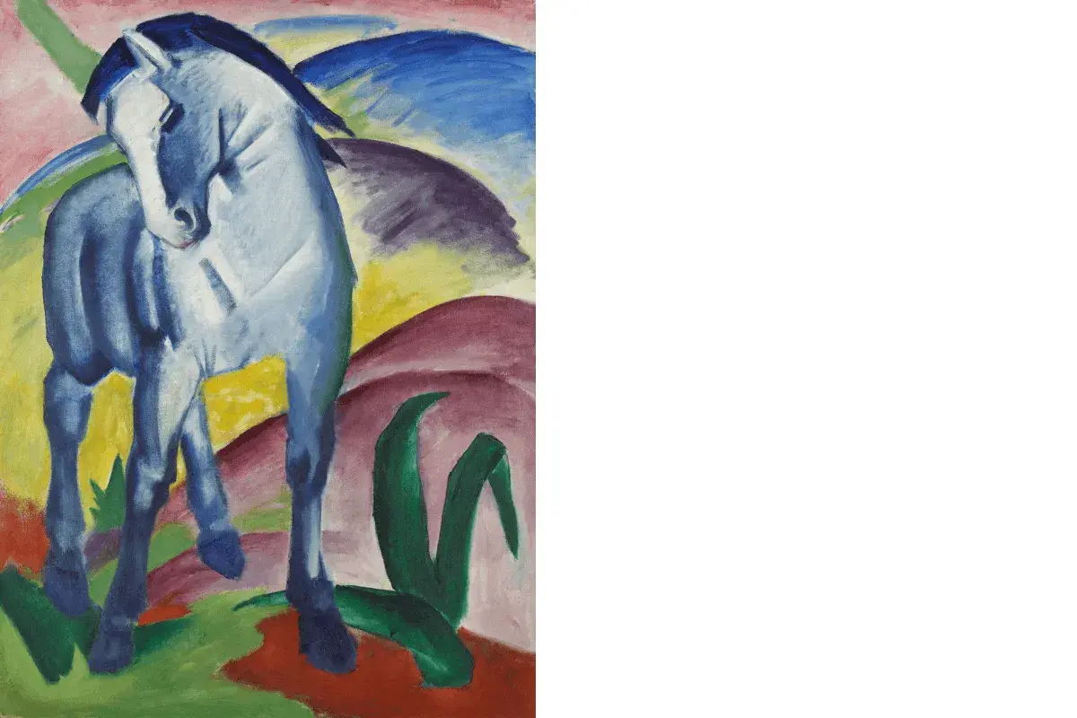 Ein blauer Hengst in expressionistischer Manier, gemalt von einem französischen Maler. Die Landschaft ist in kräftigen Farben gehalten.