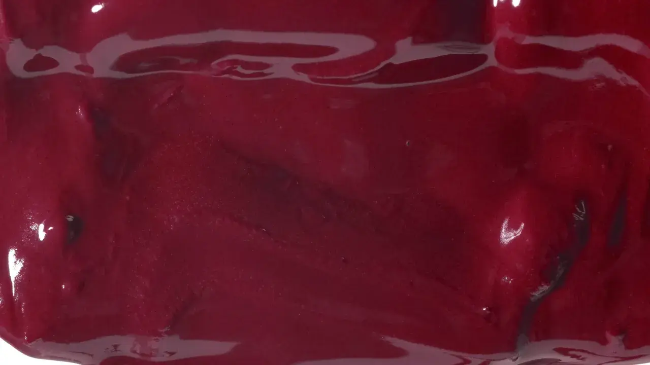 Glänzende, weinrote Farbe, die an die Mischung von Beeren erinnert.