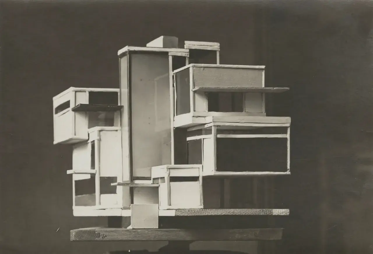 Architekturmodell im Stil von De Stijl mit versetzten Rechtecken und Quadraten, die eine dynamische Komposition bilden.