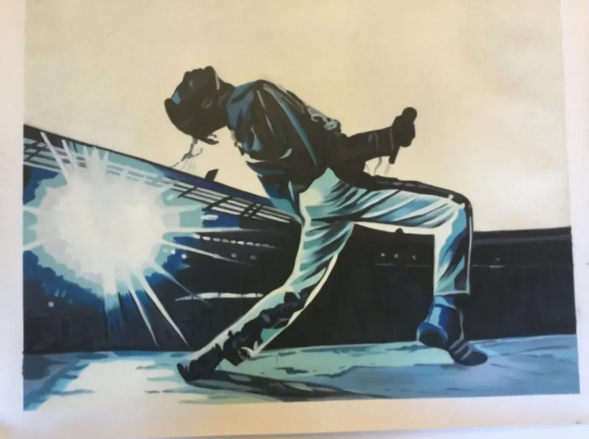 Gemälde von Freddie Mercury in dynamischer Pose mit Mikrofon, vor blauem Lichtschein.