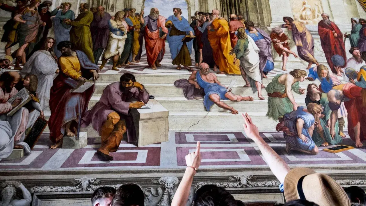 Die Schule von Athen: Bildanalyse zeigt Philosophen im Dialog. Eine Gruppe von Menschen betrachtet das Meisterwerk.