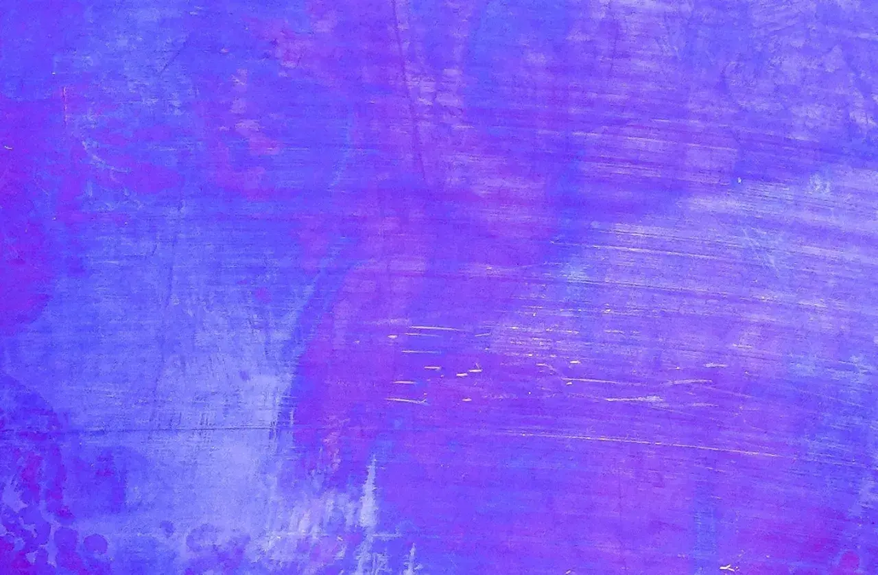Abstrakte Textur mit Pinselstrichen, die ein schönes lila mischen zeigen.