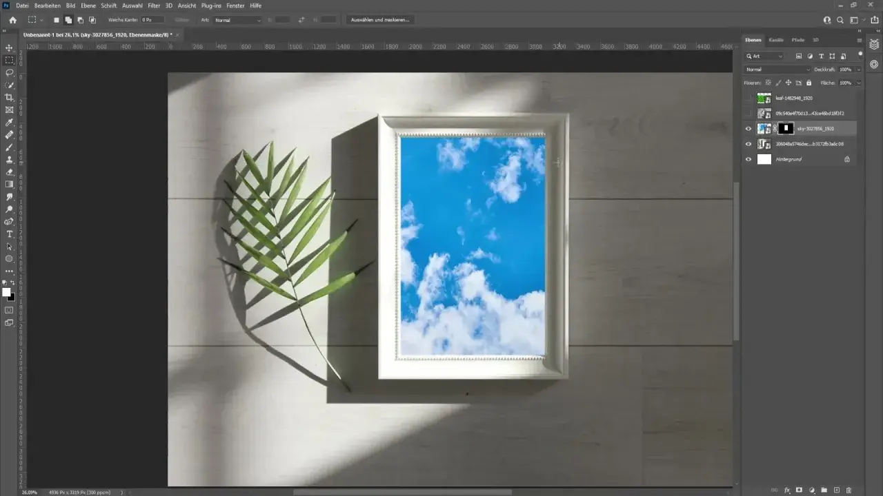Ein Photoshop-Mockup mit einem weißen Rahmen, der einen blauen Himmel zeigt, daneben ein grünes Blatt.