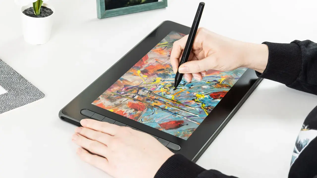 Hand zeichnet mit Stift auf einem Grafiktablett mit bunter Malerei.